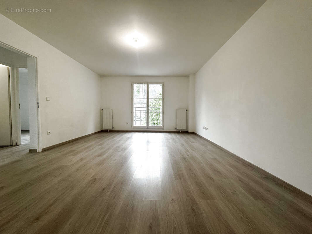 La chapelle en serval , appartement de 3 pièces avec grande terrasse, cave et 2 places de parking en sous sol. - photo 2