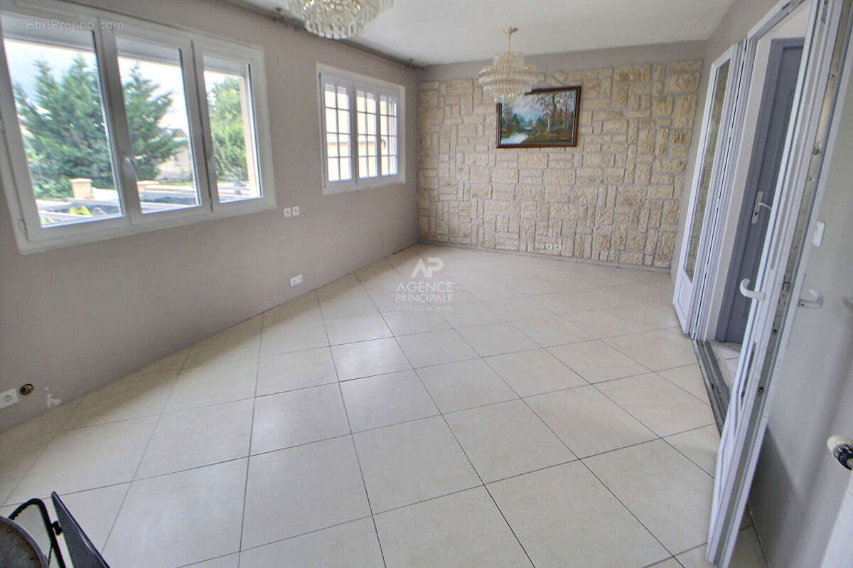 Maison à CHANTELOUP-LES-VIGNES