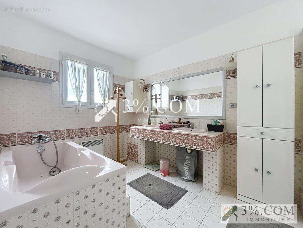 Maison à MONTELEGER