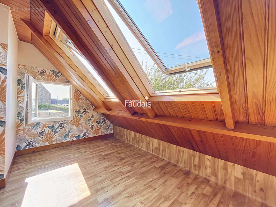 Maison 161 m² à Saint-Denis-Le-Vetu  - photo 8