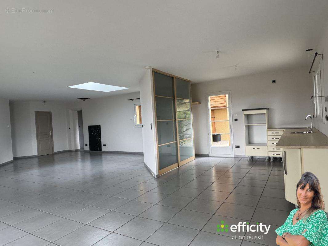 Maison 156 m² à Saint-Cyr-Les-Vignes  - photo 4