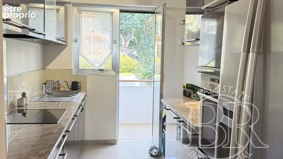 VALLAURIS A Vendre  appartement  avec la terrasse de 80m2  T3 Vallauris vue panoramique mer - photo 5