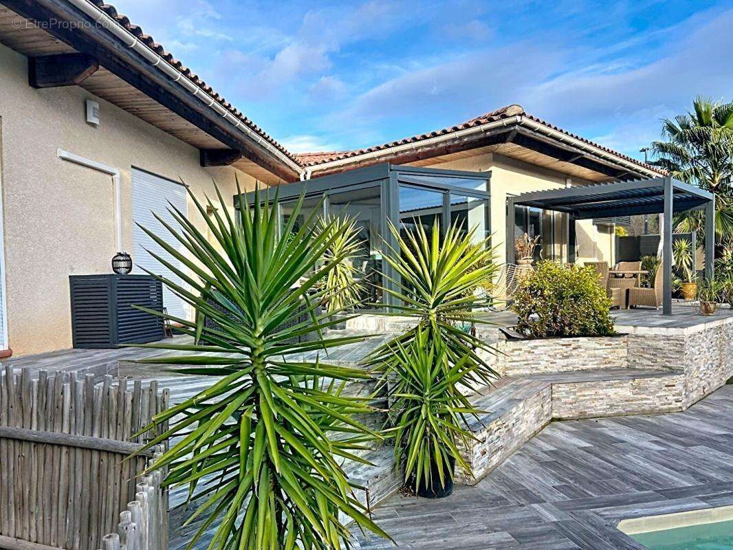 Villa spacieuse de 168m2 avec une piscine s'étendant sur 851m2 de terrain - photo 2