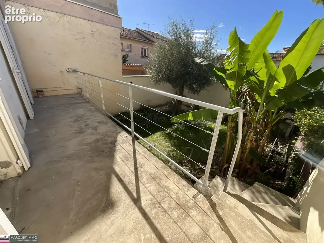 Villa T5 de 110 m²  vous invite à poser vos valises dans un cadre alliant charme et fonctionnalité sur 145 m² de terrain clos et - photo 22