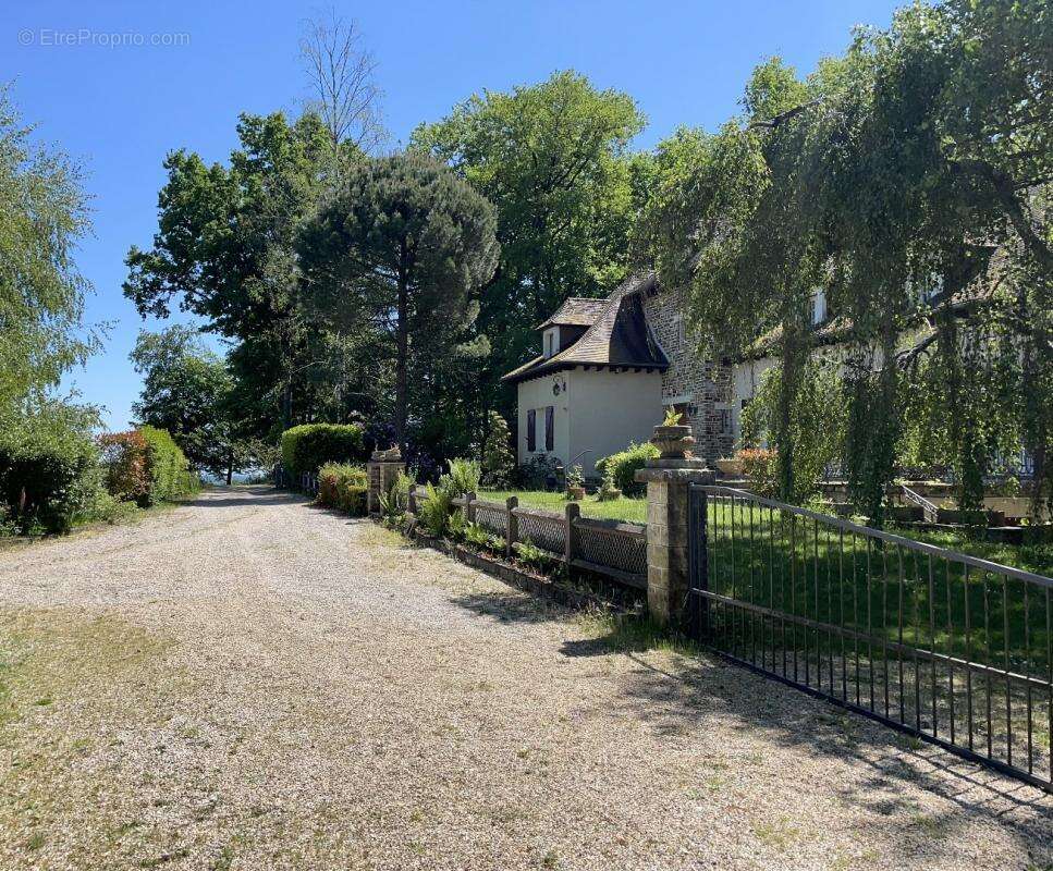 Maison à ARNAC-POMPADOUR