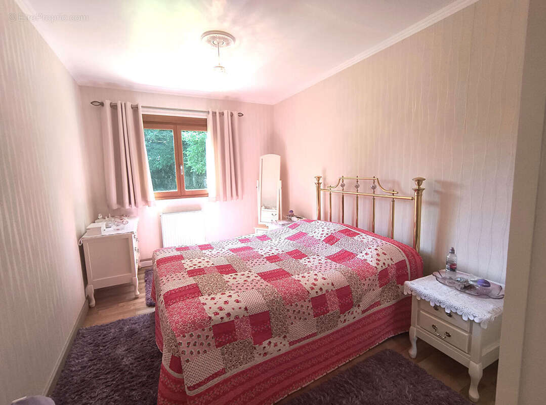 HAUTE-VIENNE - Charmant bungalow rénové offrant une vue imprenable sur le château et doté de 4 600 m² de jardins privésMaison  3 - photo 7