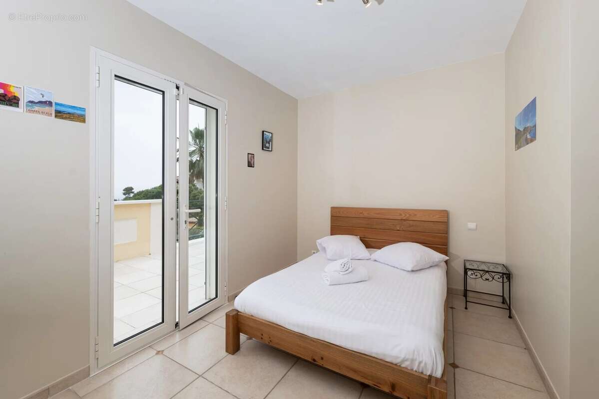 Falicon - Villa 7 pièces avec piscine chauffée, jardin 1350m², garage - photo 21