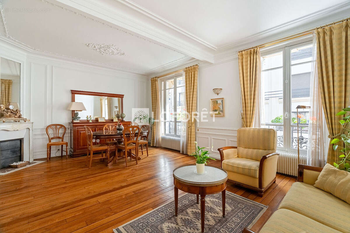 Appartement à PARIS-17E