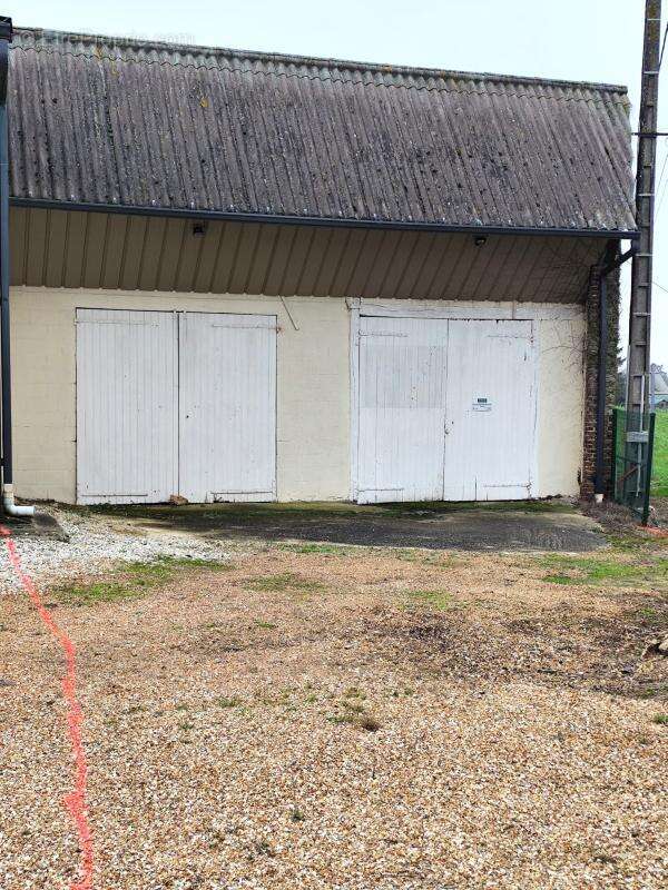 Commerce à TREMBLAY-LES-VILLAGES