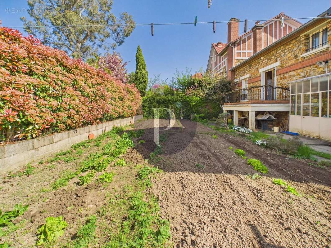 Maison à VERRIERES-LE-BUISSON