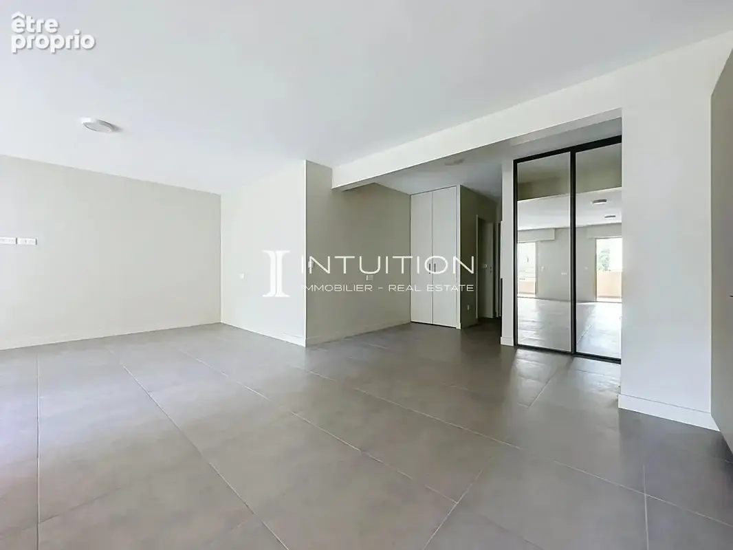 Cannes – Quartier des Anglais : élégant 3 pièces entièrement rénové avec terrasse de 17 m², garage et cave - photo 10