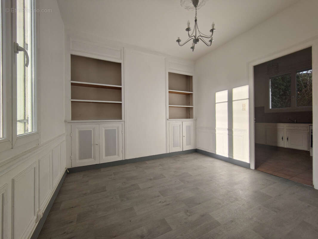 Superbe maison bourgeoise de 160 m2 hab avec sous-sol grand garage de 30 m2 sur 270 m2 de terrain clos au calm - photo 7