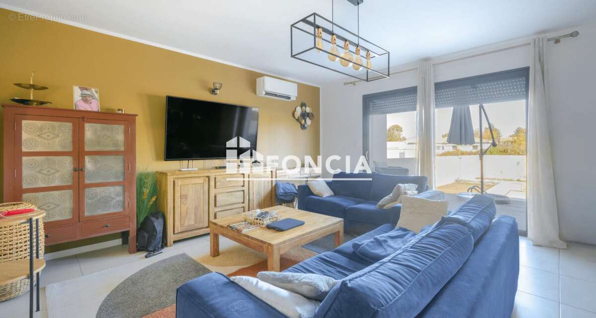 Maison à ENTRAIGUES-SUR-LA-SORGUE