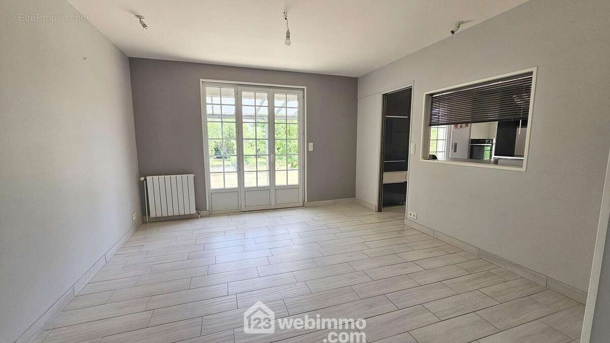 Une salle à manger de 15 m² avec son accès sur la terrasse.