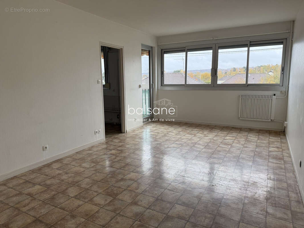 Séjour accès balcon et cuisine - Appartement à SAINT-PIERRE-LES-ELBEUF