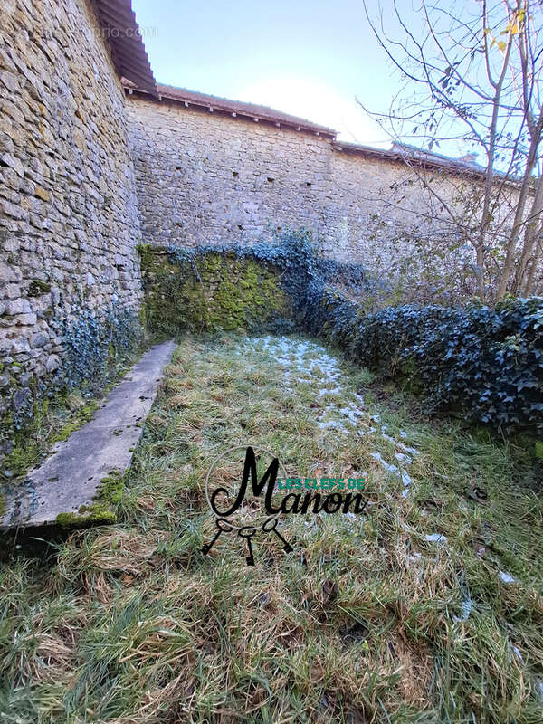 Parking à BESSINES-SUR-GARTEMPE