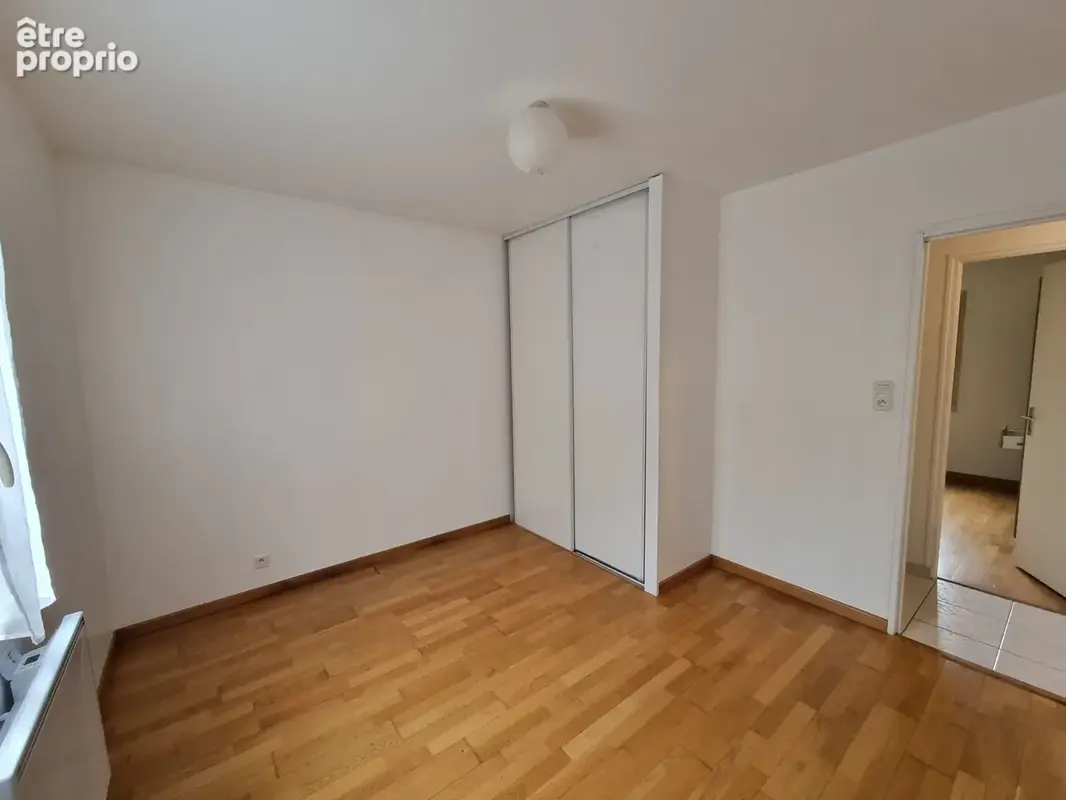 Maison de plain pied à Bourgbarré, 3ch,  sur 1440m2 en centre bourg . - photo 8