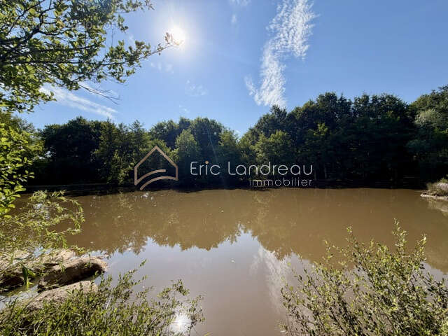 Plan d'eau avec un espace arboré et un chalet - photo 7