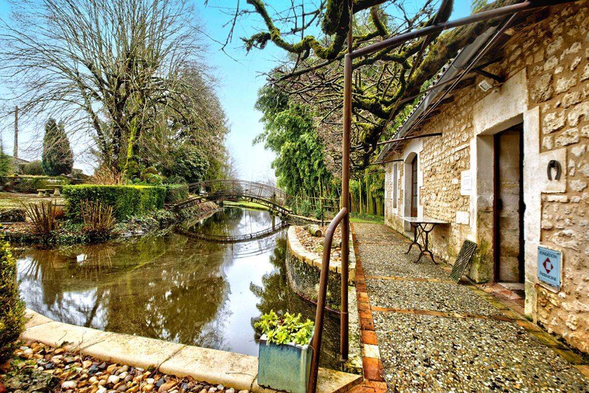 À vendre  Moulin classé du XVI siècle avec chambres d'hôtes et gîte en Charente-Maritime - photo 3