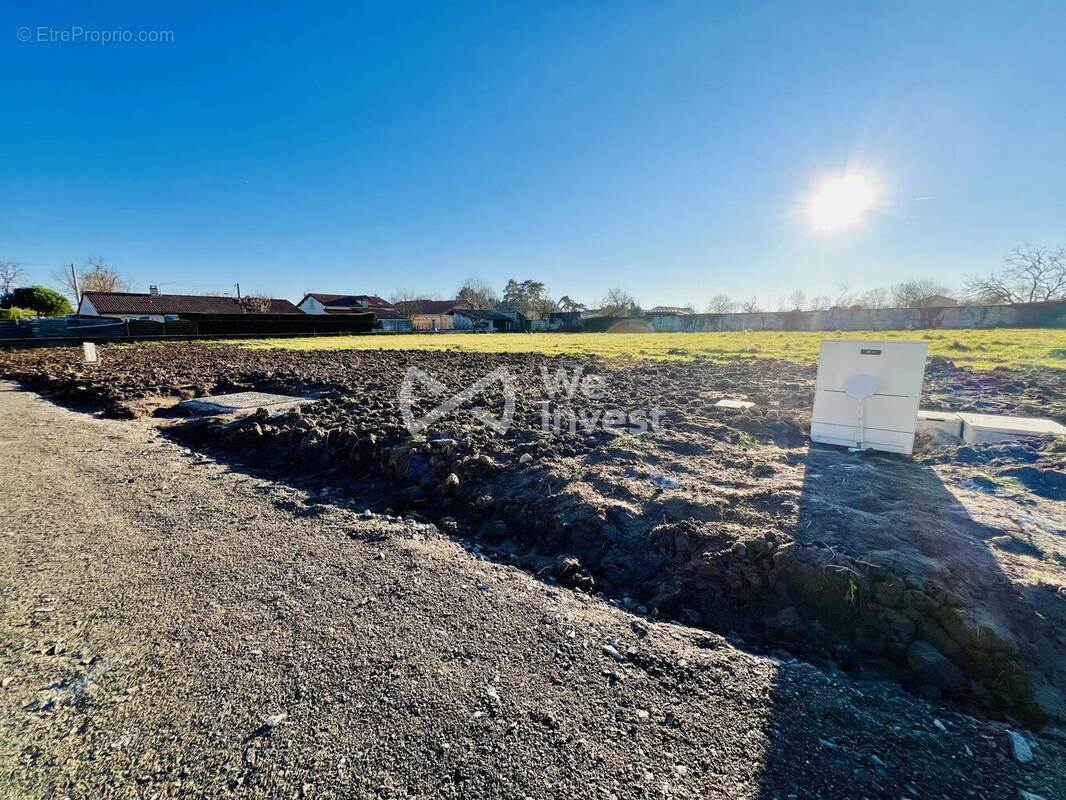 Terrain à LUZILLAT