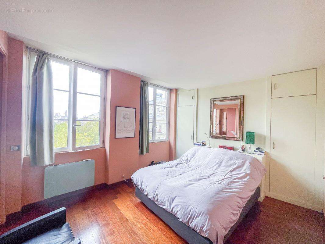 Appartement à PARIS-1E