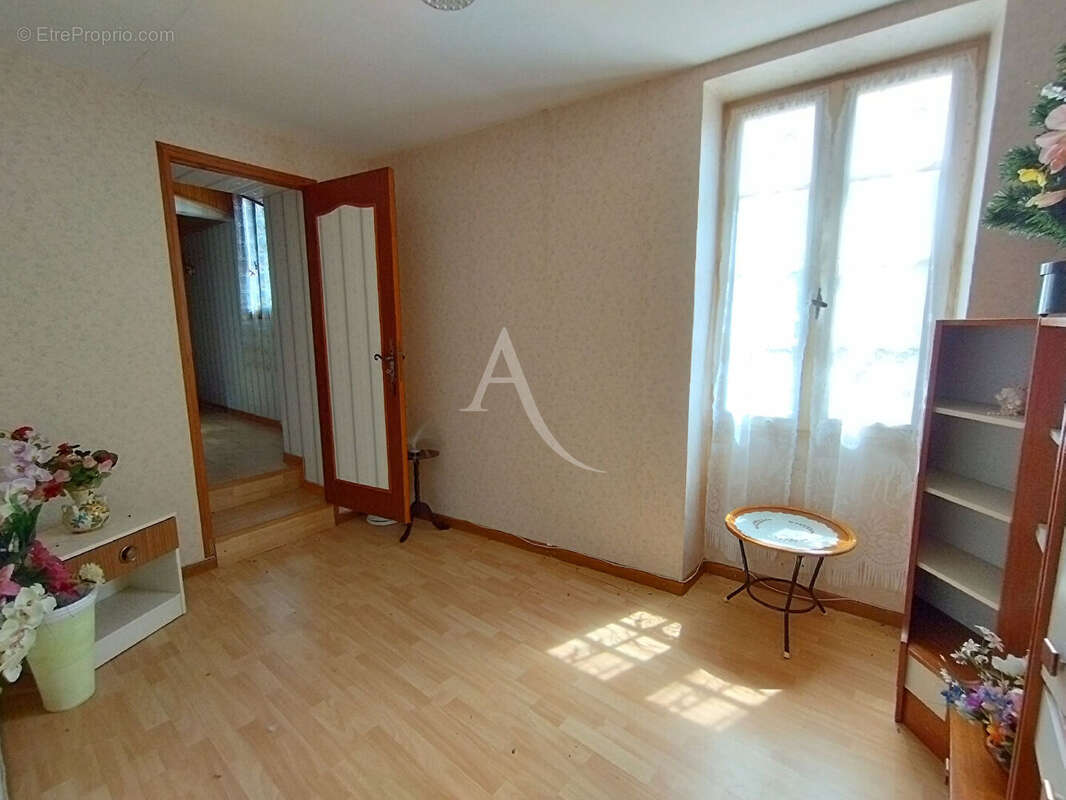 Maison à LES JUNIES