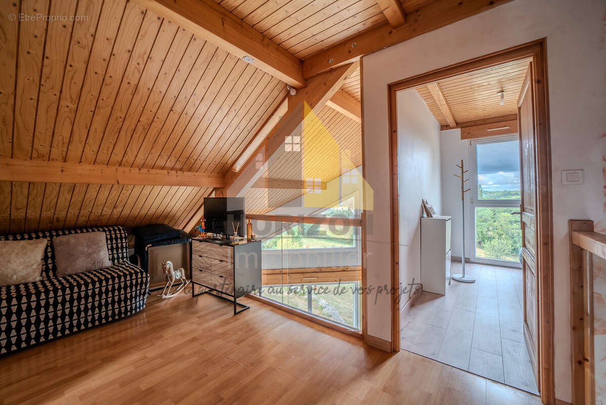 Maison individuelle sur sous-sol complet avec belle vue dégagée et terrain de 3 731 m2 ! - photo 9