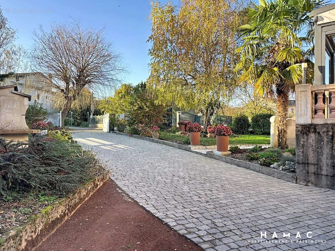 Maison à GREZIEU-LA-VARENNE