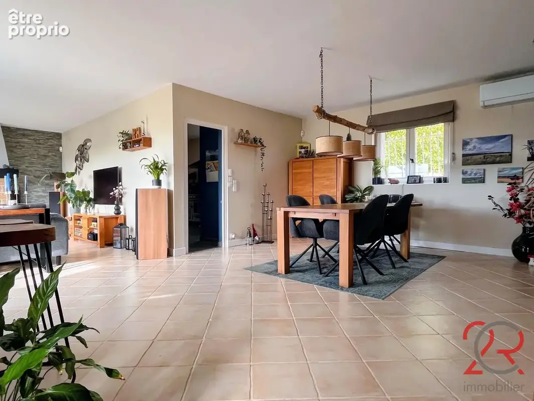 Maison aux beaux volumes avec 4 chambres, garage et piscine - photo 2