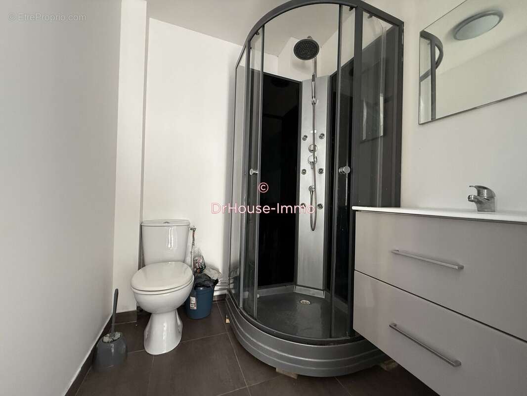 Commerce à COUPVRAY