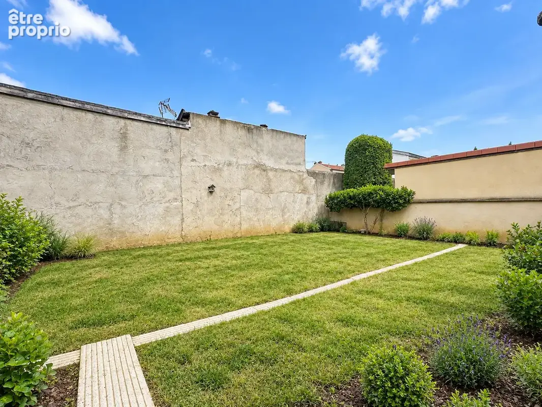 Entre calme résidentiel et proximité immédiate de tout, cette maison familiale n'attend que vos projets. - photo 13