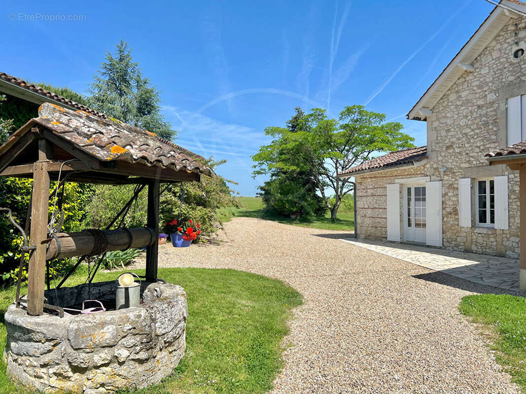 Ancienne ferme avec dépendances et fort potentiel - photo 3