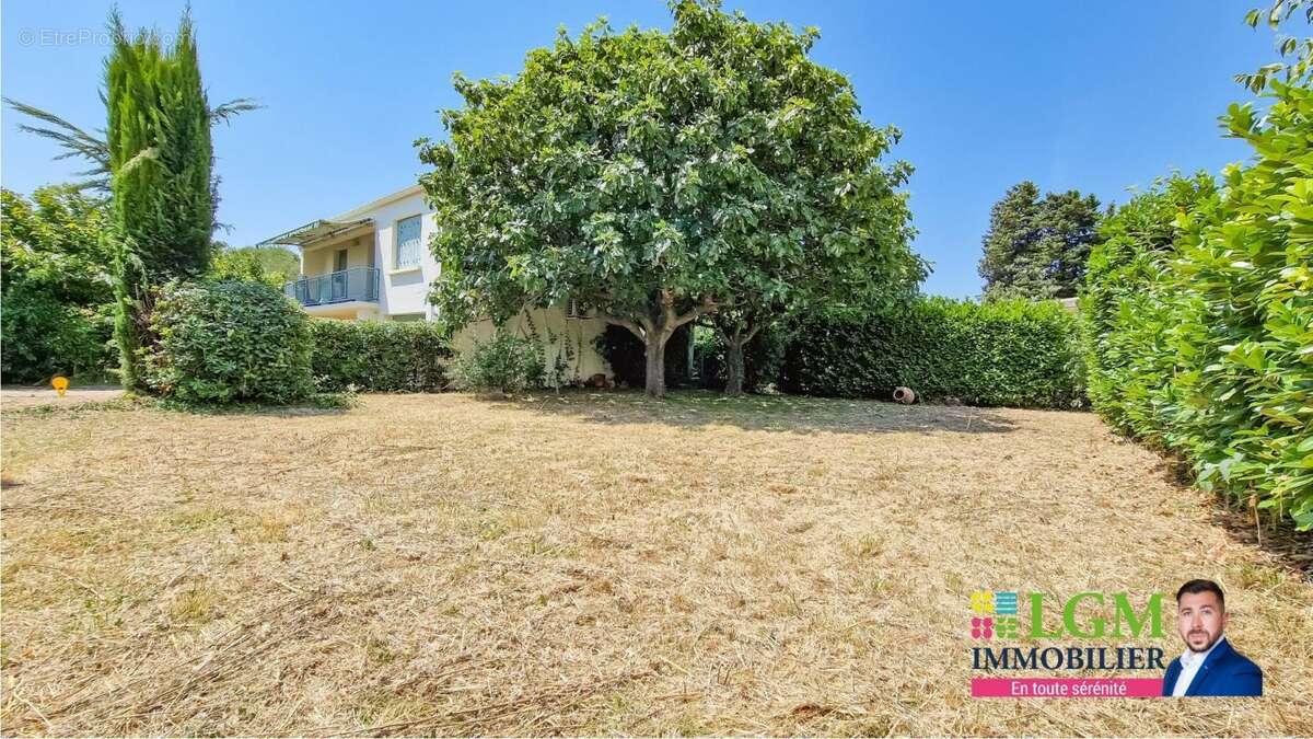 Terrain à GALLARGUES-LE-MONTUEUX