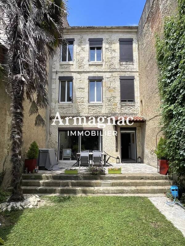 Maison à VIC-FEZENSAC