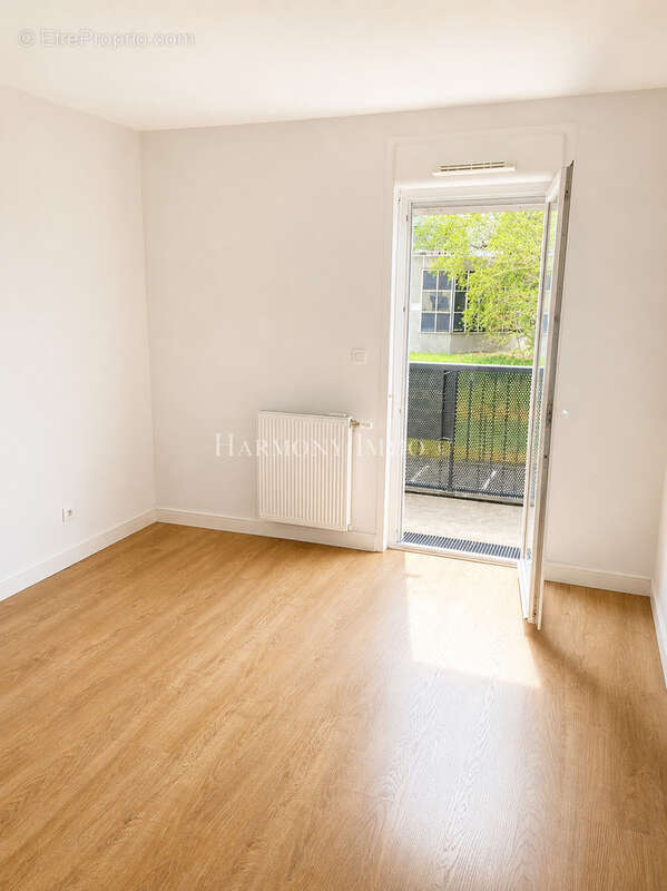 Appartement t2 ensoleillé avec balcon 17 m2 + 2 parkings    bruges - 219 450 € - photo 2