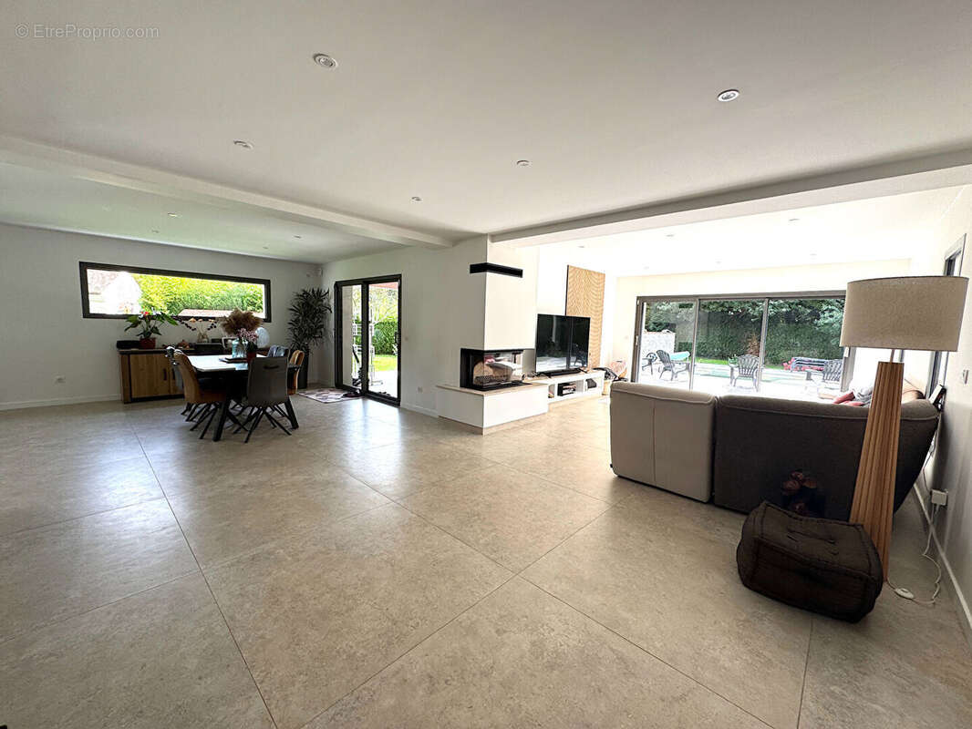 Maison d'Architecte  avec piscine chauffée Saint Remy L'Honore 10 pièces 317 m2 - photo 4