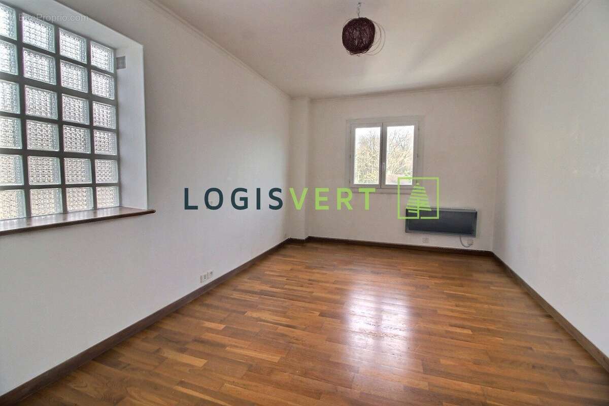 Chambre 1 lumineuse - Maison à PALAISEAU