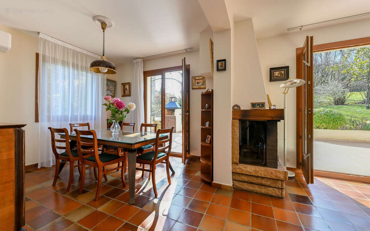 Maison à COLLONGES-AU-MONT-D'OR