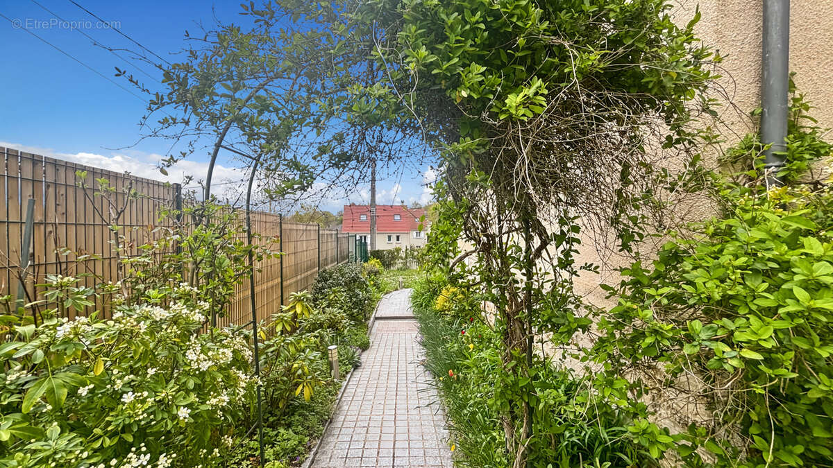 Maison à NEAUPHLE-LE-CHATEAU