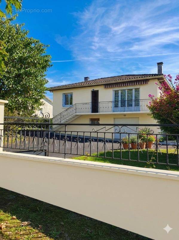 Maison à FLEAC
