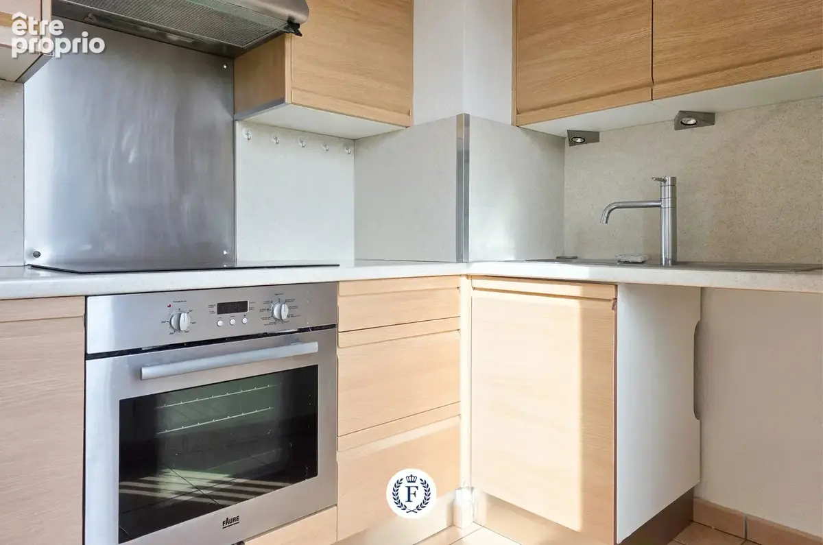 Dernier étage, ascenseur, balcon de 9 m2, 2 chambres, parking double en SUS - photo 9
