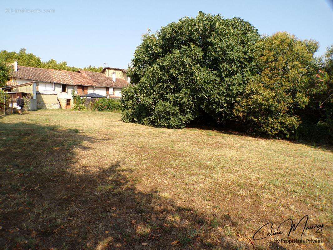 Maison mitoyenne à rénover - Fort potentiel - Terrain de 670 m2 - photo 6