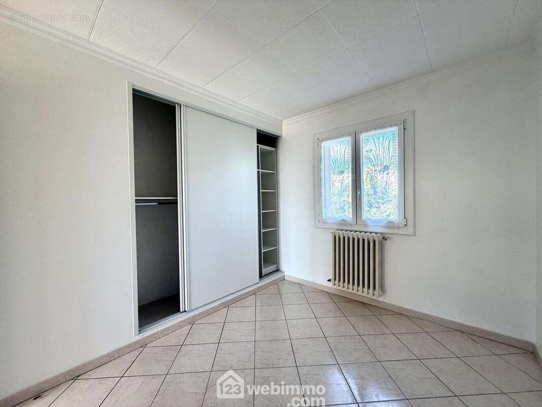 Chambre n°1 de 12 m2 - Appartement à BASTIA