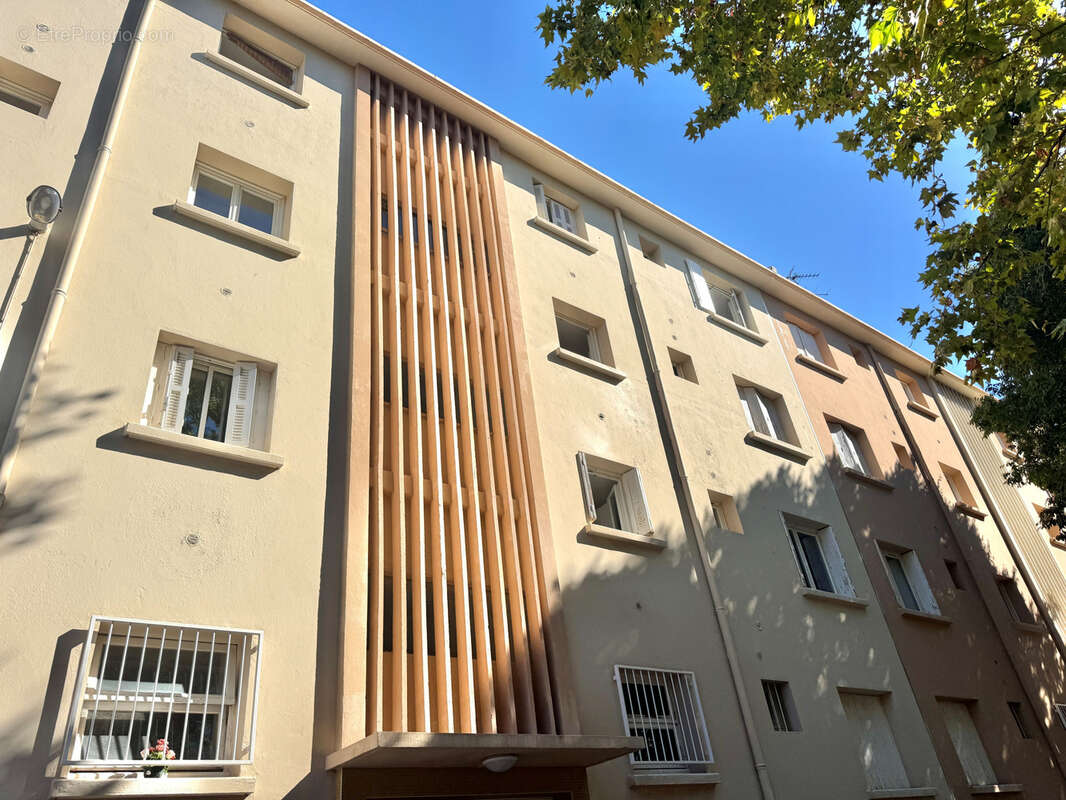 Appartement à LE REVEST-LES-EAUX