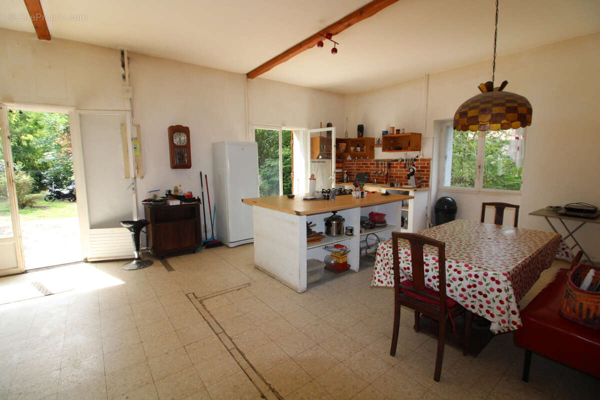 Maison de caractere d'un volume 333 m2  + dependance 86 m2. - photo 47