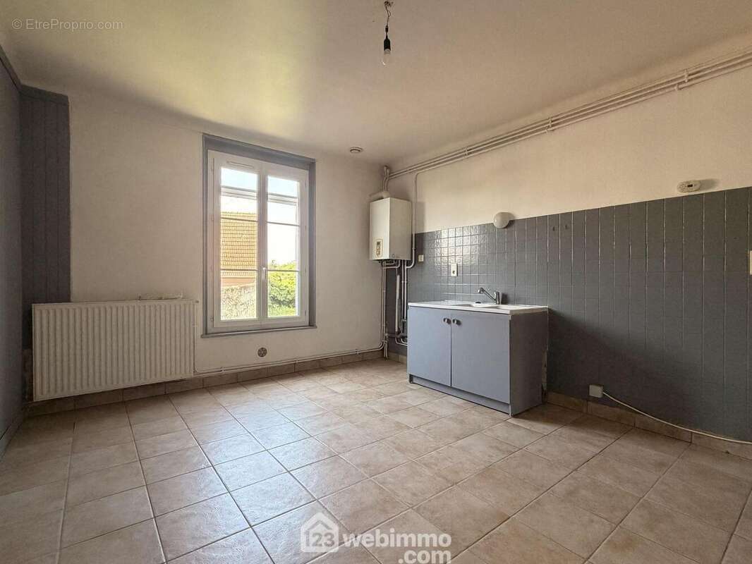 A ses cotés, la cuisine équipée de 18 m² - Appartement à CREPY