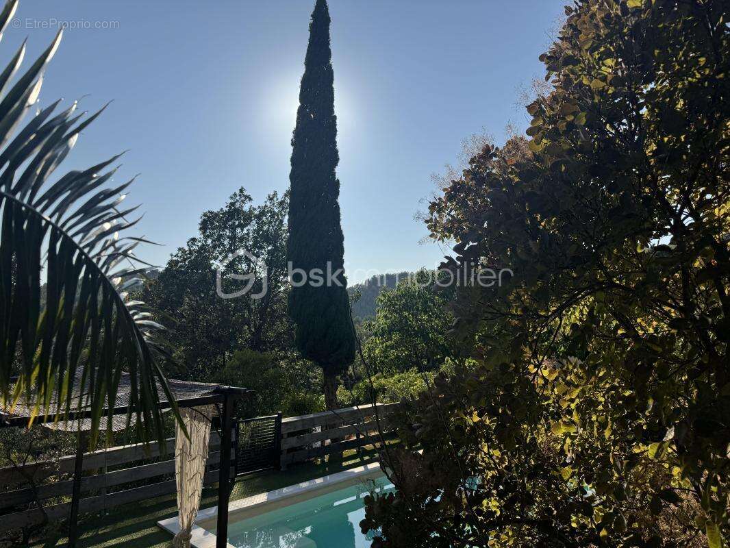 À La Roquebrussanne ( 83136), maison de charme dans un écrin de nature avec panorama exceptionnel, grand terrain et piscine - photo 25