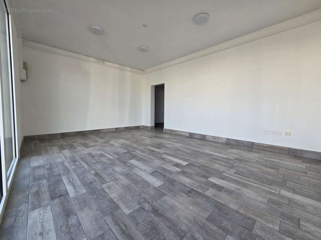 Ensemble immobilier d'habitations et de commerces - photo 13