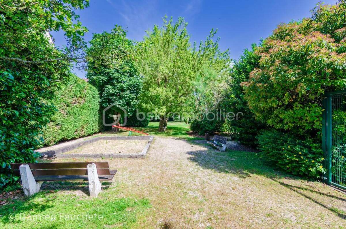 Massy Descartes, Appartement 4 pièces en très bon état, avec balcon, cave et garage ! - photo 12