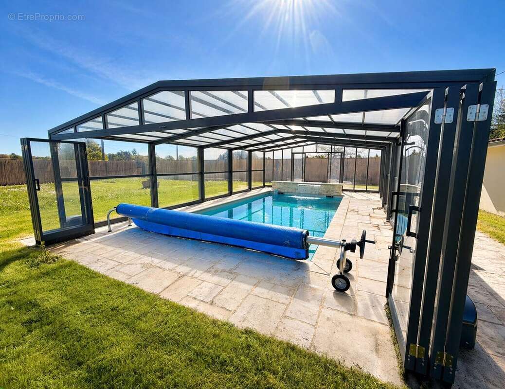 Piscine au sel chauffée avec cascade - Maison à LIMOGES